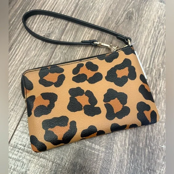 Coach wristlet / wallet in Cheetah print NWT from pet and smoke free home - Picture 6 of 15